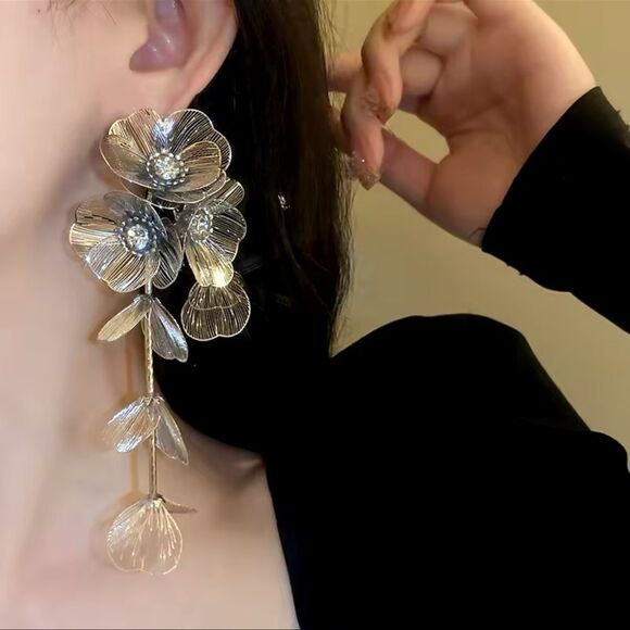 Zara Famous Kate Middleton Floral Statement Earrings - Picture 15 of 17